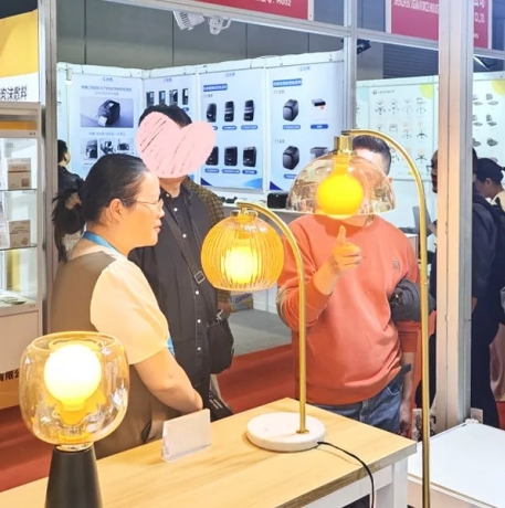 DeepGlo presenta tres soluciones de fototerapia en la Feria Internacional de Equipos Médicos de Shenzhen.